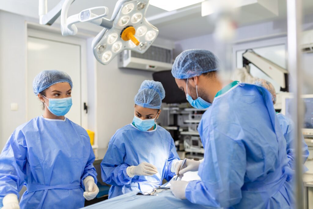 medical,team,of,surgeons,in,hospital,doing,minimal,invasive,surgical
