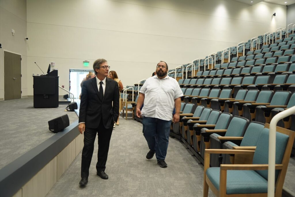 dr. gino natalicchio y el hon. eliezer ramos durante recorrido en phsu