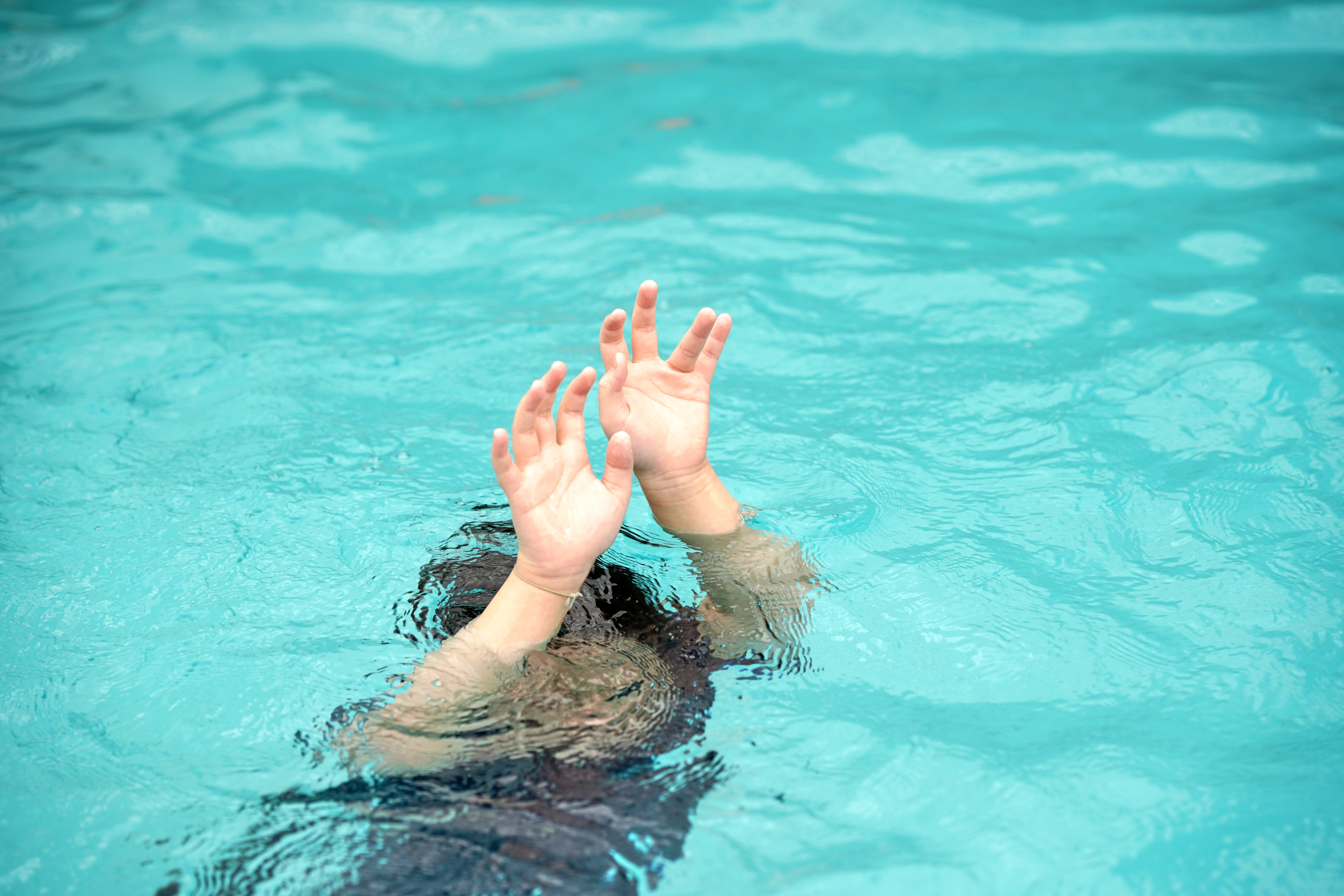 emergency,kid,drowing,in,swimming,pool,show,up,two,hand