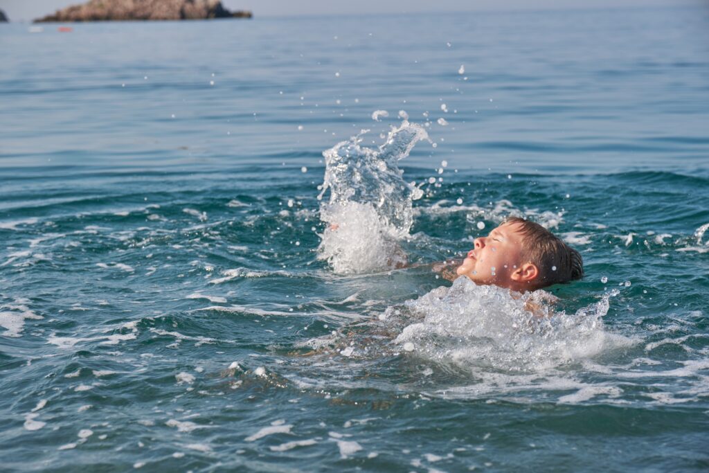 the,child,is,drowning,in,the,sea,,screaming,and,waving