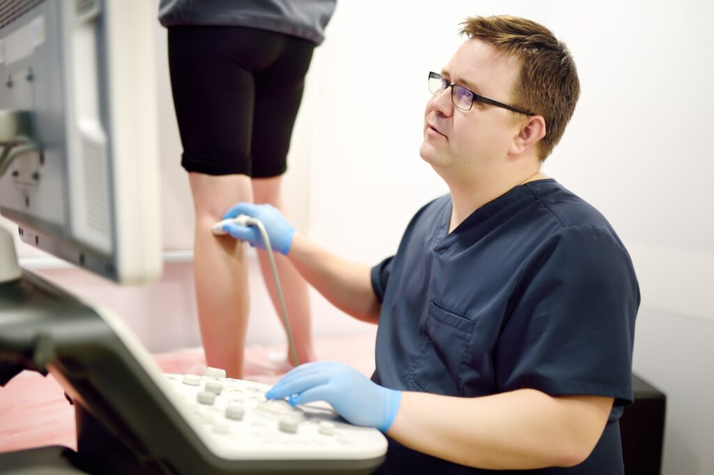 professional,vascular,surgeon,making,ultrasound,of,the,vein,of,patient