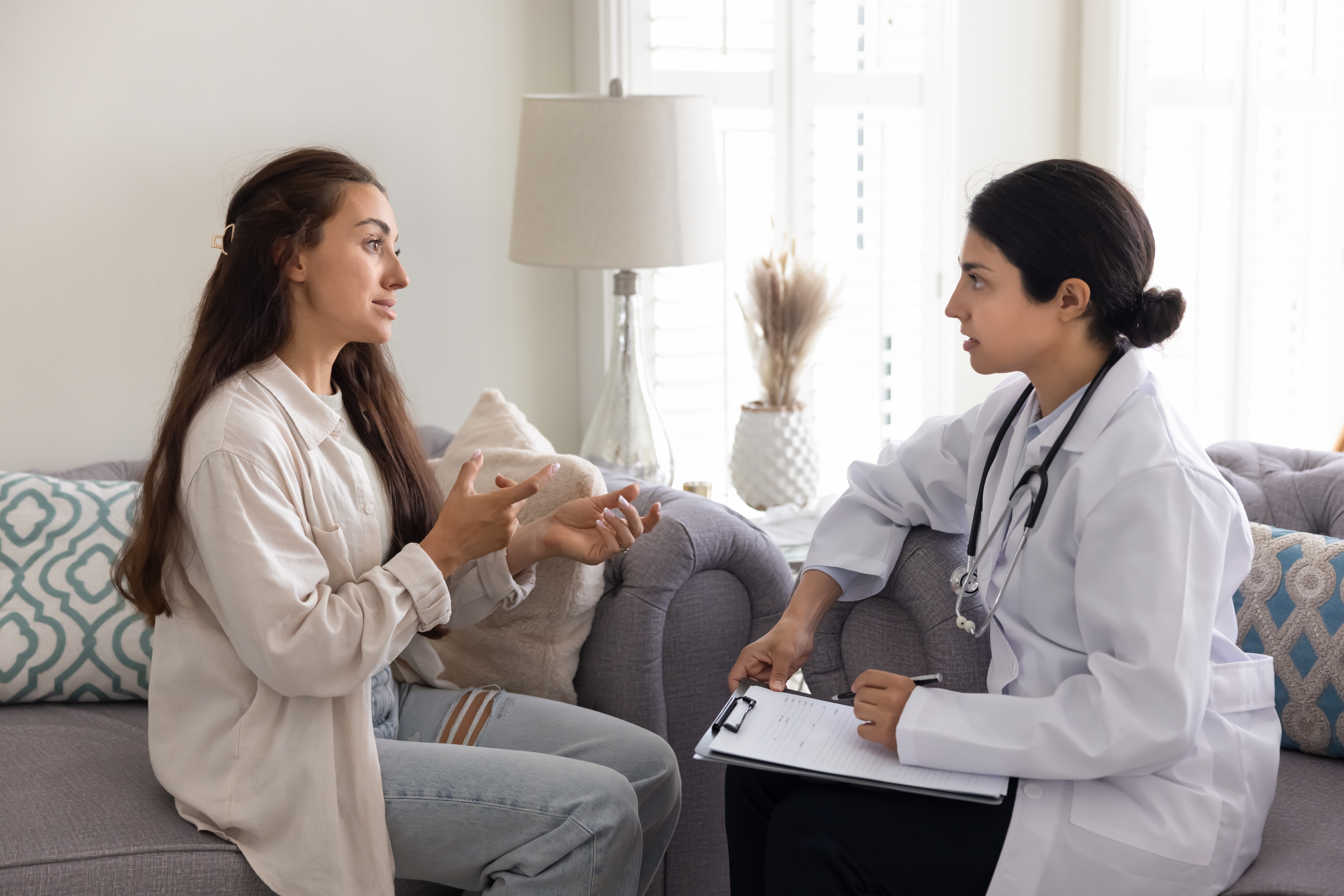 woman,asks,for,advice,,shares,symptoms,,explain,health,conditions,during