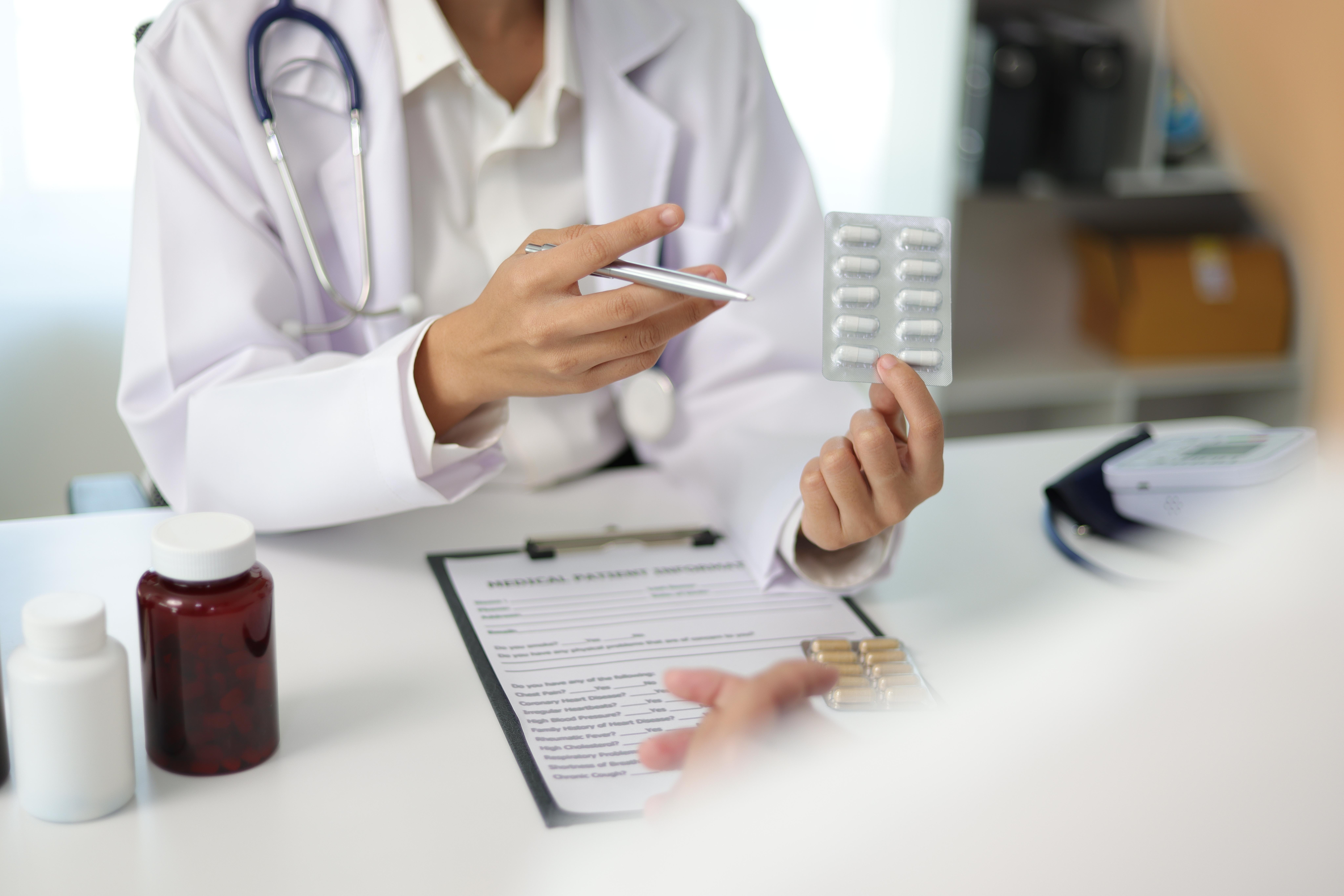 female,doctor,explaining,medicine,dosage,to,patient,during,appointment,in