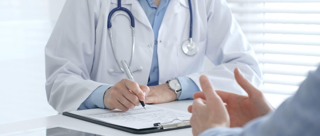 female,medical,professional,filling,prescription,,advising,patient,on,health,issues