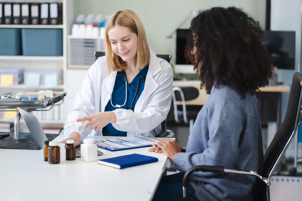 doctor,and,an,woman,patient,are,talking,and,consulting,at