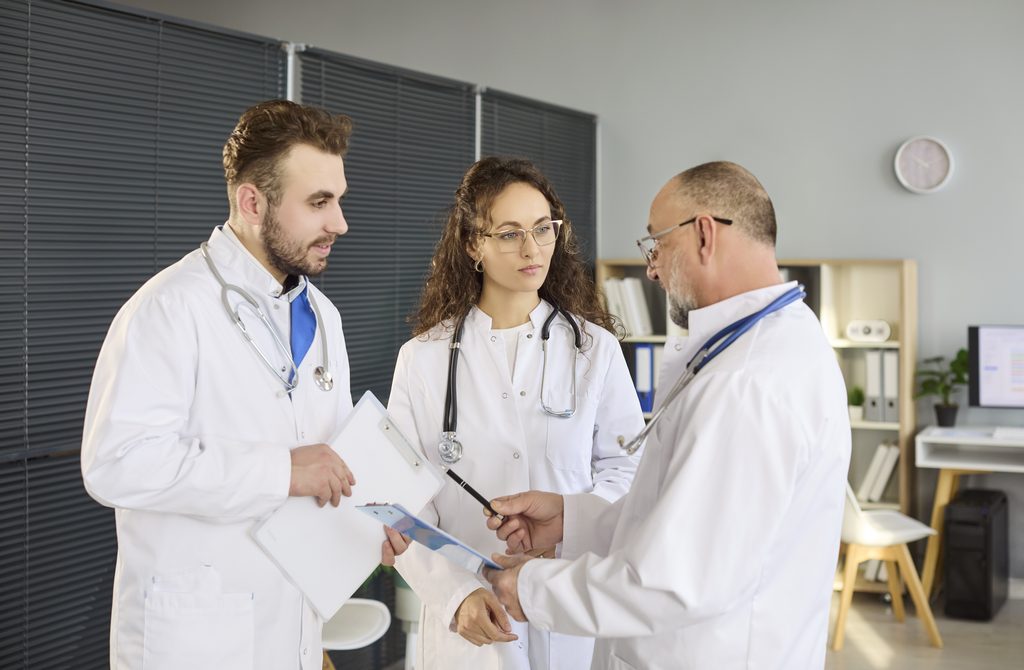 doctors,team,discussion,and,consultation,in,clinic.,colleagues,review,charts