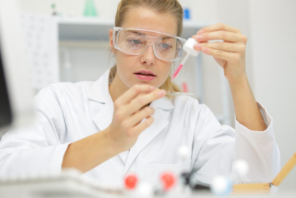 laboratory,technician,with,micro,pipette