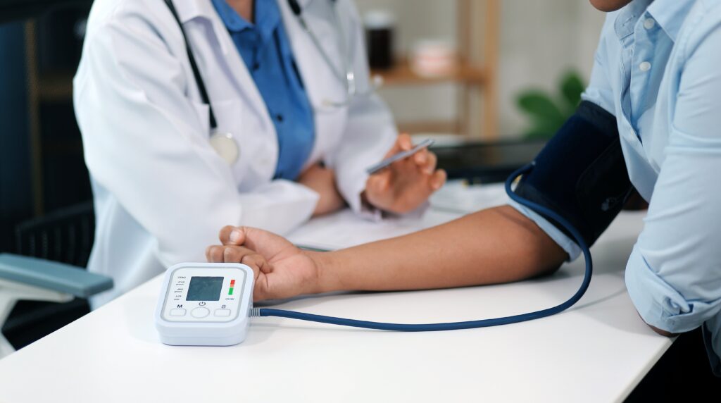the,doctor,woman,hand,use,the,pulse,meter,to,measure