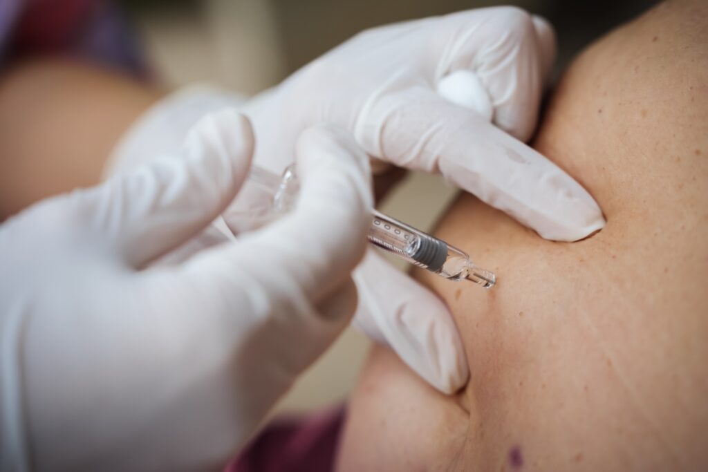 close,up,doctor,is,injecting,enoxaparin,injection,to,belly,with